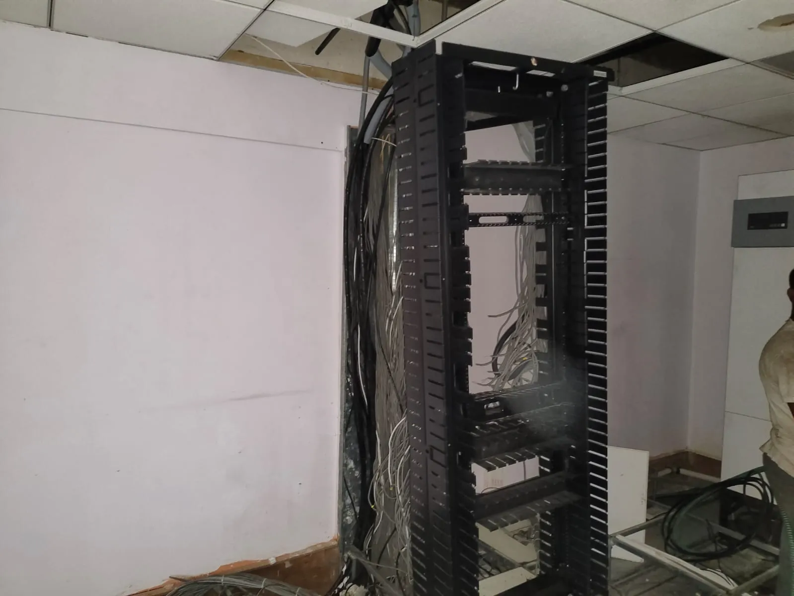 Open plan team cluster configurations opened up neatly for a workstation removal Siruseri job.
